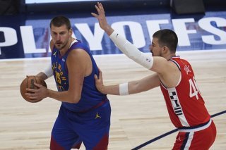 Nikola Jokic (à gauche) et les Nuggets défieront le Thunder au 2e tour des play-off KEYSTONE/AP/David Zalubowski
